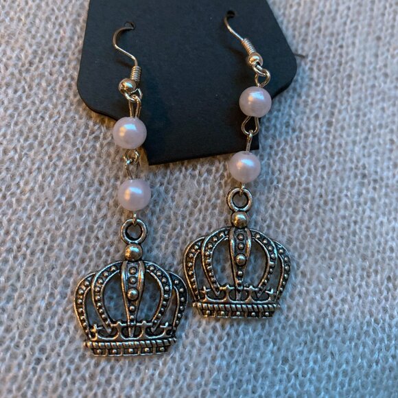 Creation Earrings - Crown antique Silver tone / peal beads Earrings - Picture 2 of 7